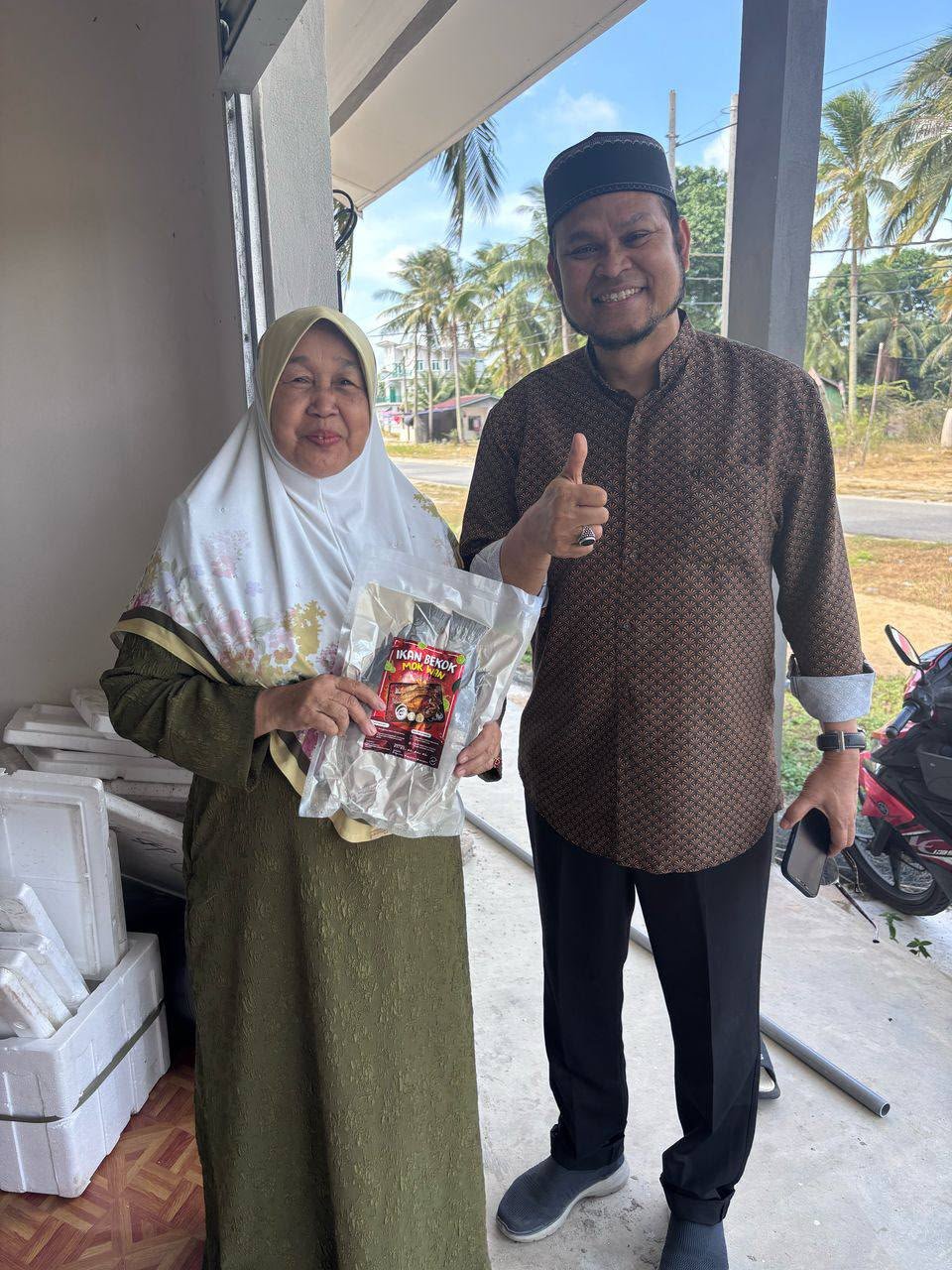 Mok Wan bersama pelanggan