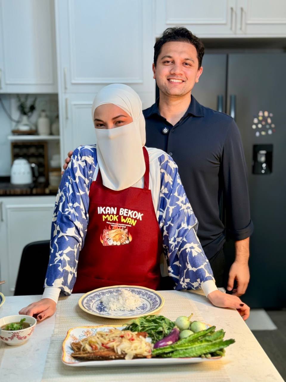 Neelofa dan Haris bersama hidangan Ikan Bekok Mok Wan